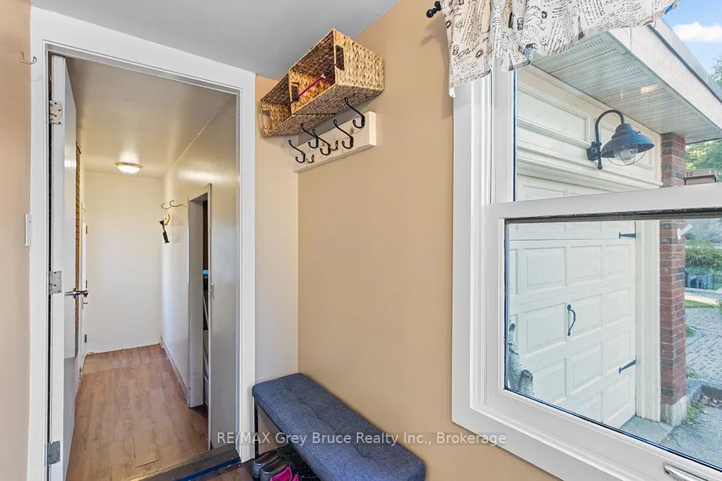 563 21 Street W