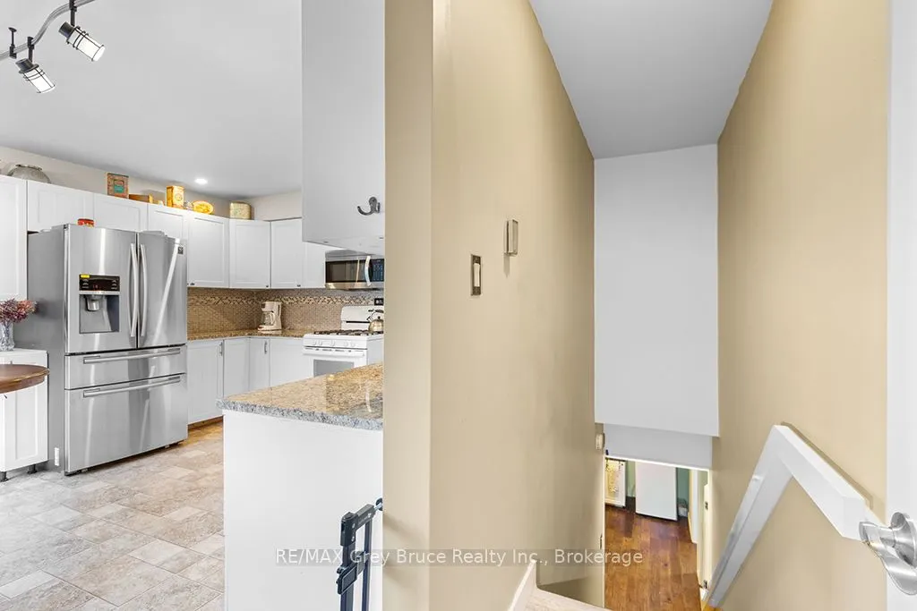 563 21 Street W