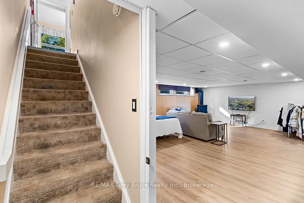 563 21 Street W