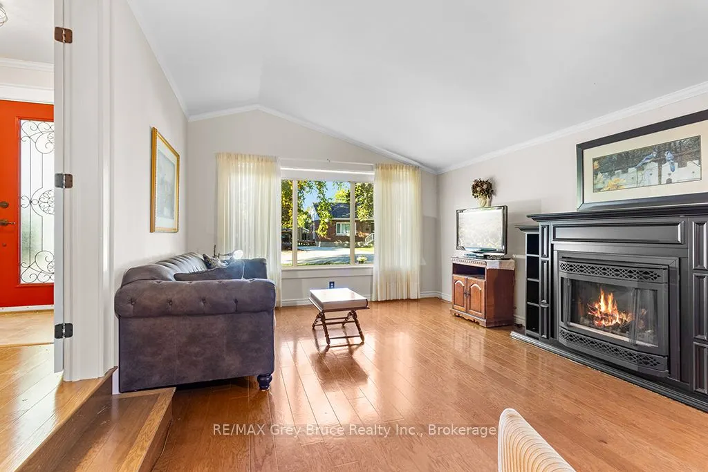 563 21 Street W