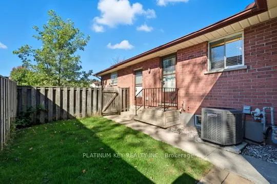 23 Lynngate Grove