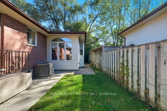 23 Lynngate Grove