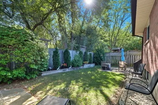 23 Lynngate Grove