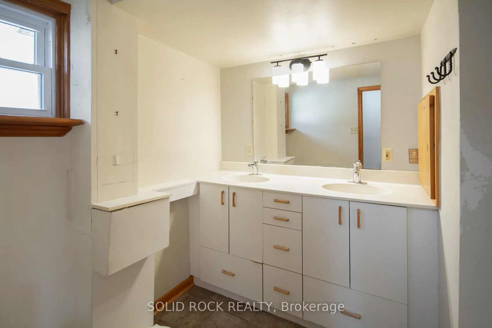 25 Champagne Avenue S