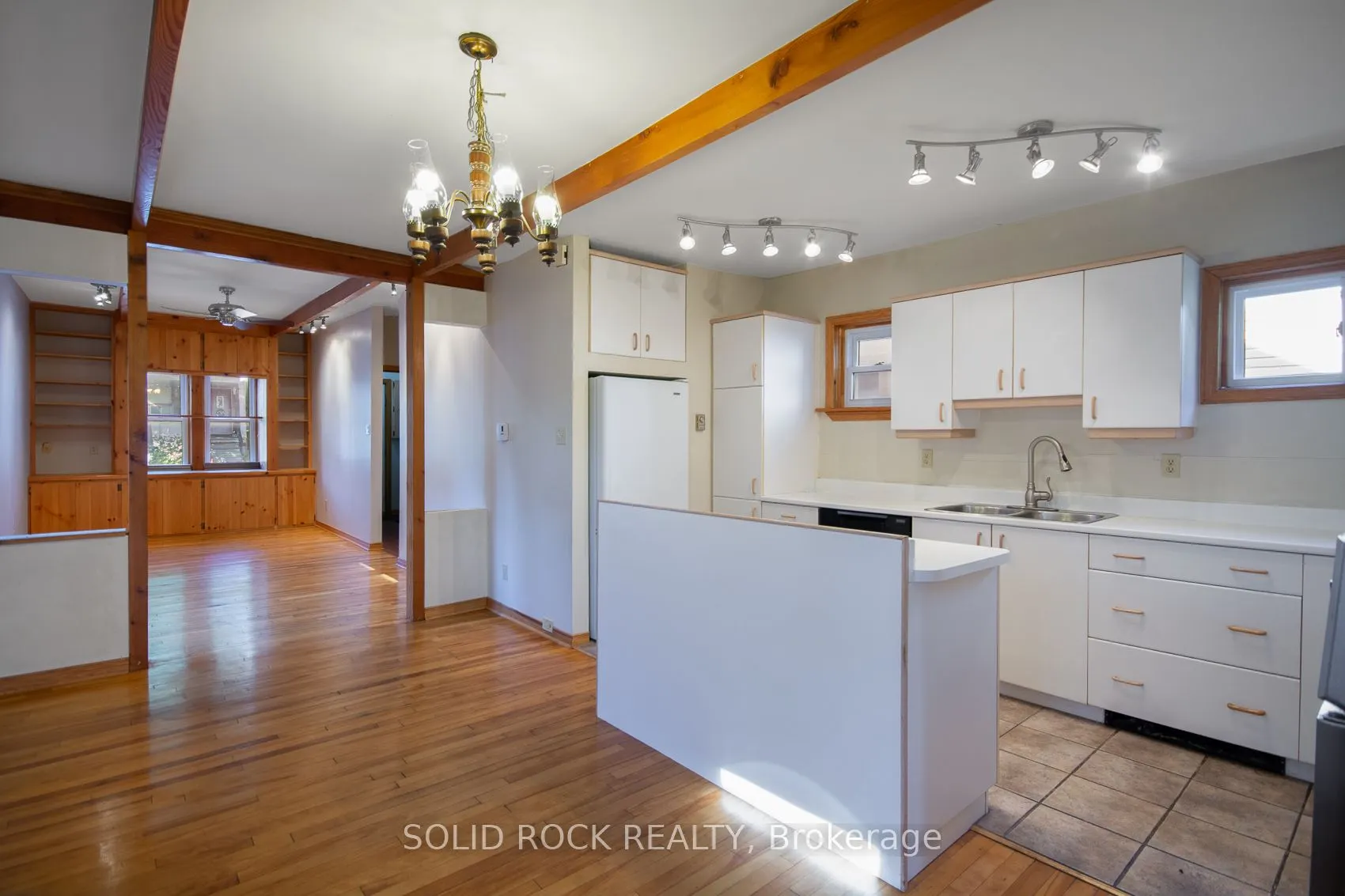 25 Champagne Avenue S