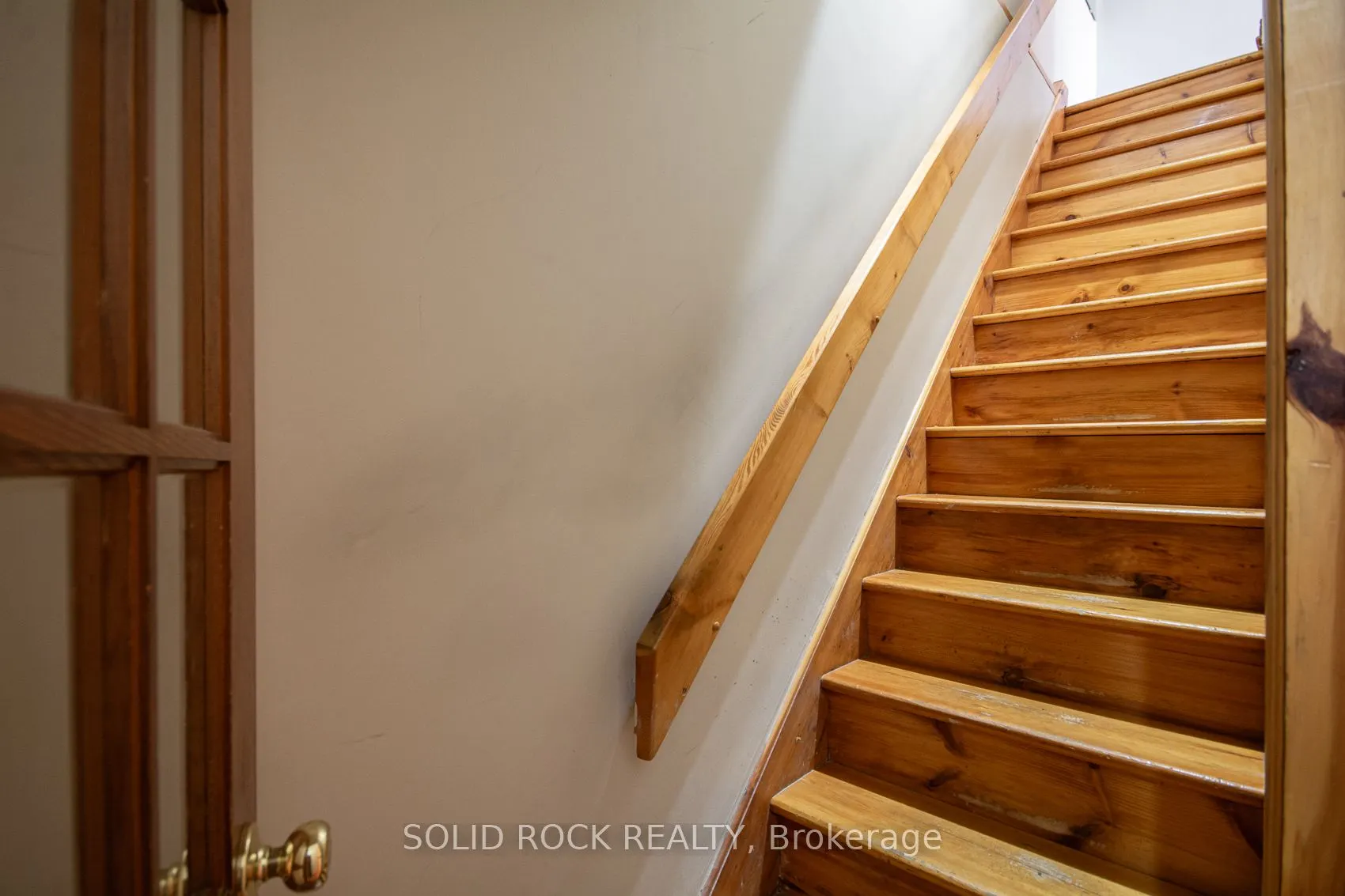 25 Champagne Avenue S