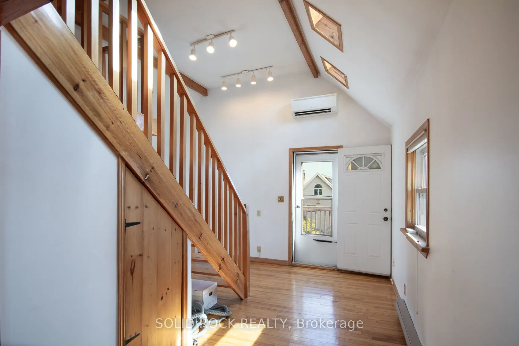 25 Champagne Avenue S