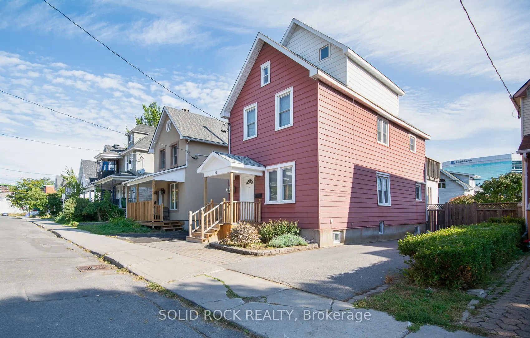 25 Champagne Avenue S