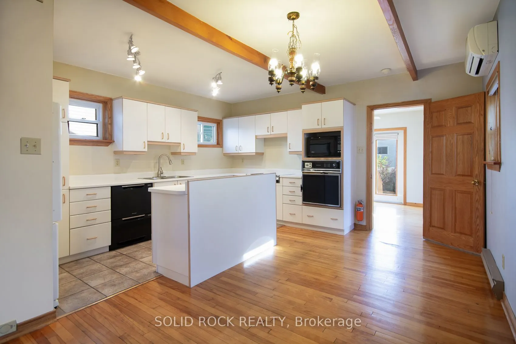 25 Champagne Avenue S