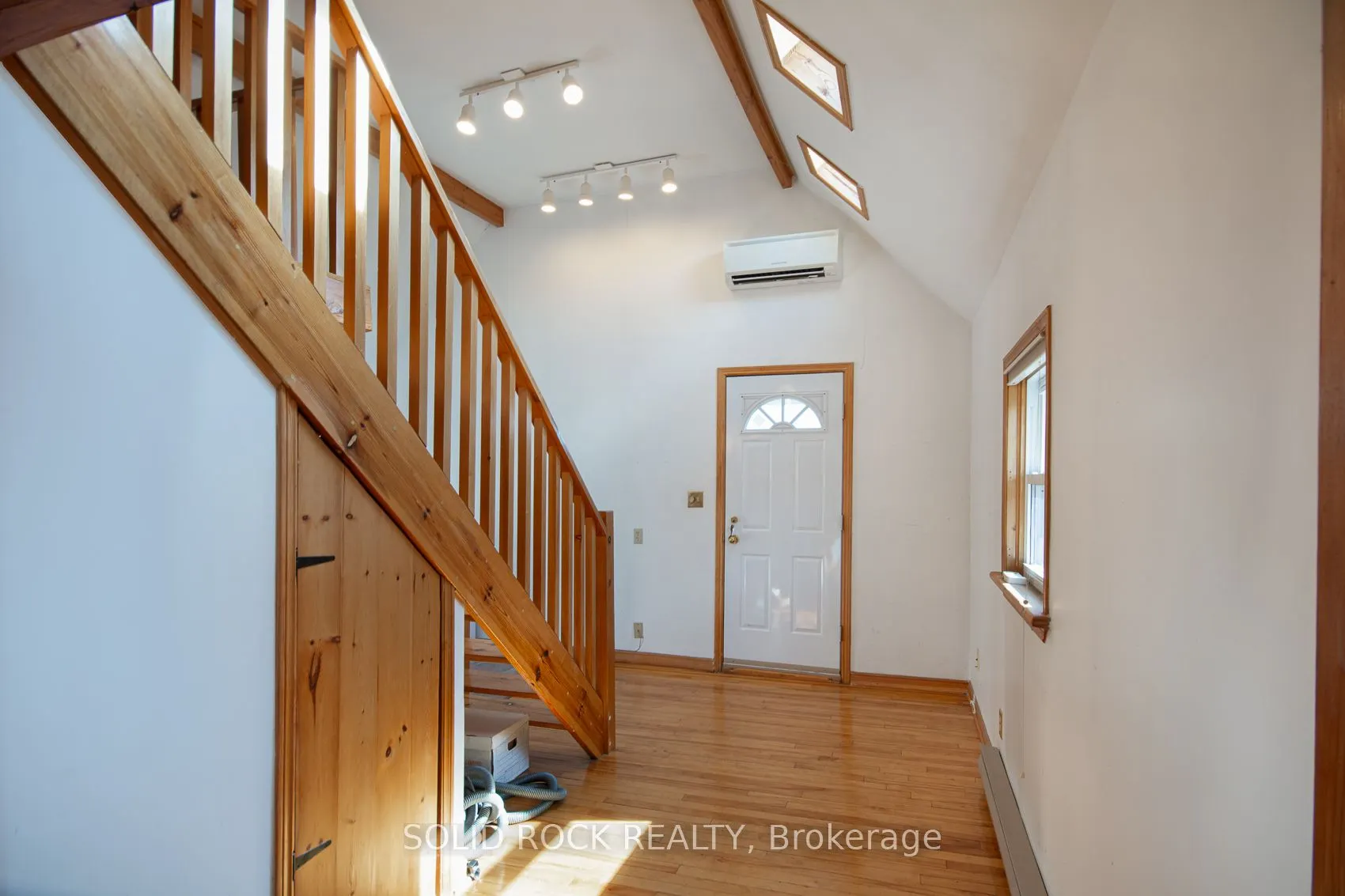 25 Champagne Avenue S