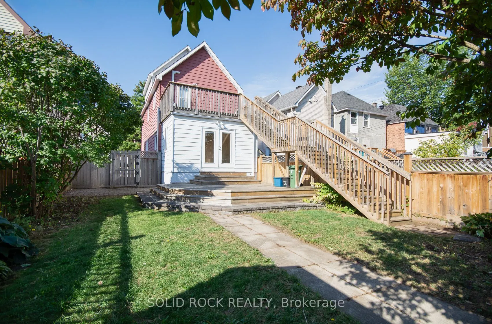 25 Champagne Avenue S
