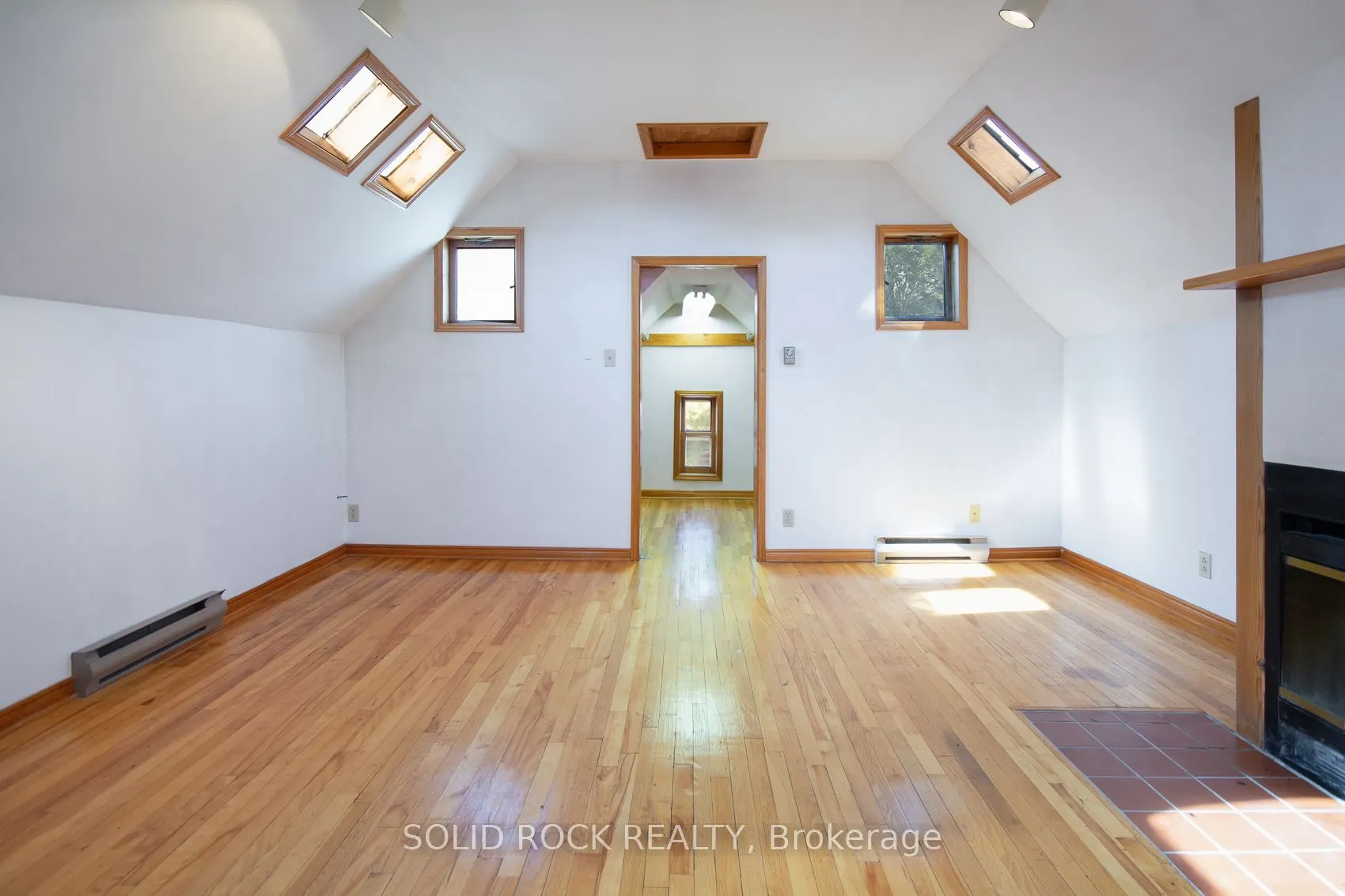 25 Champagne Avenue S