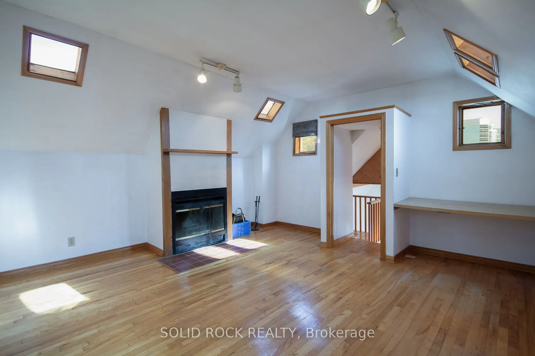 25 Champagne Avenue S
