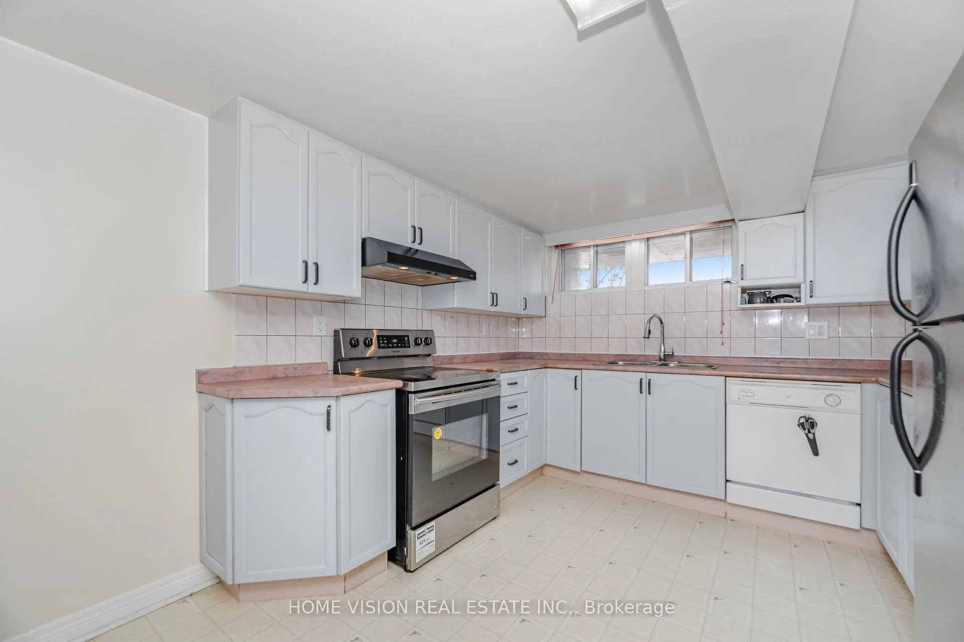 15 Adair Avenue N