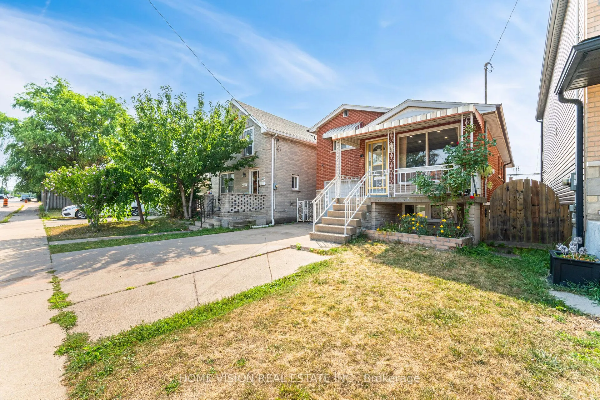 15 Adair Avenue N