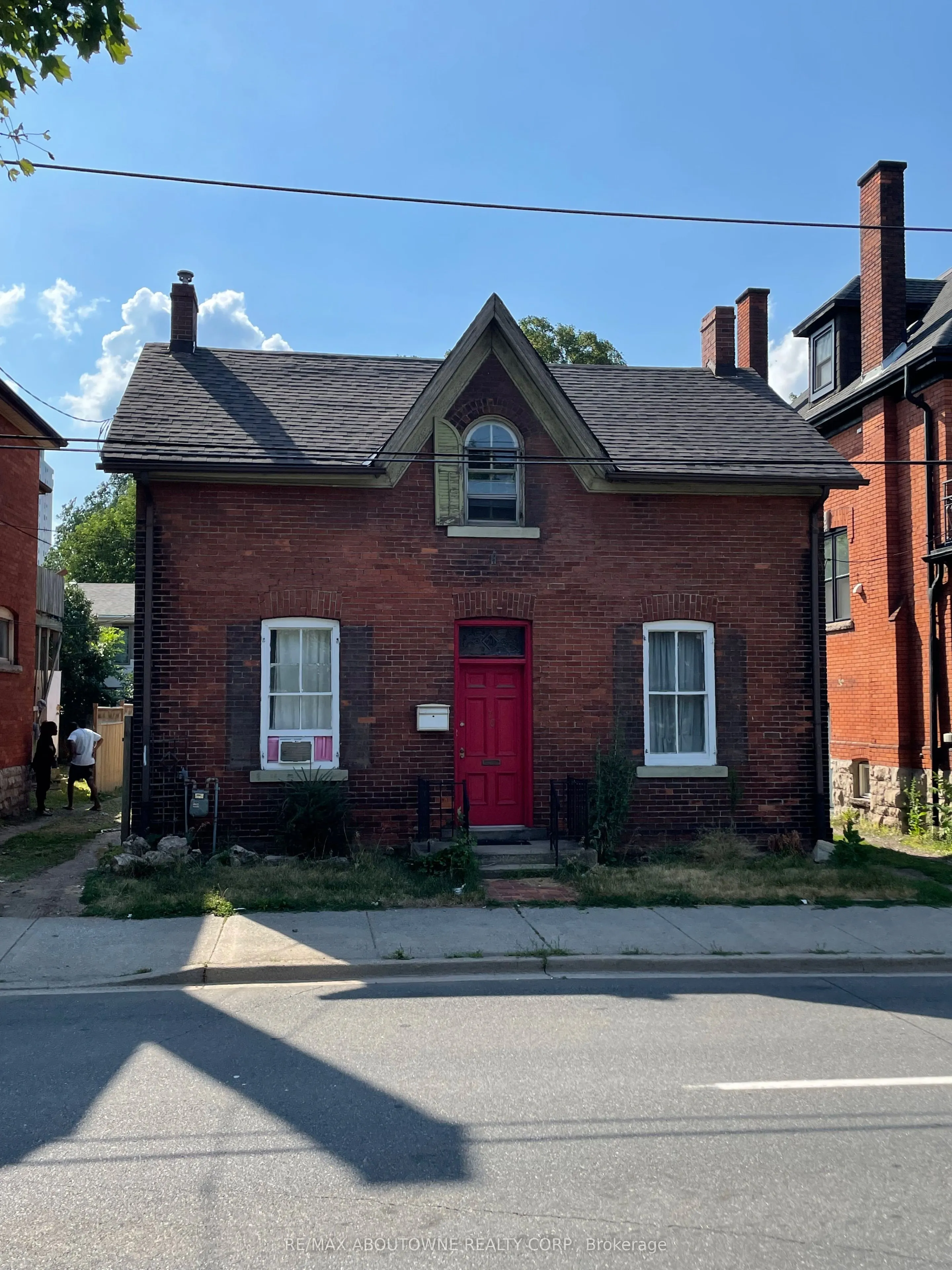70 Wellington Street S