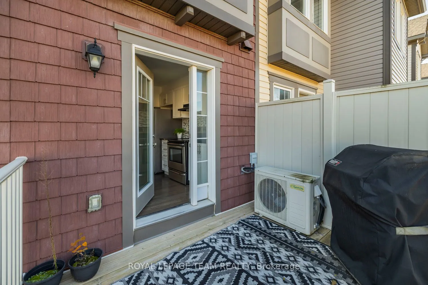 552 FOXLIGHT Circle