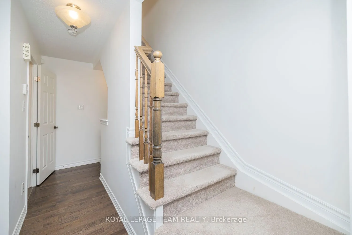 552 FOXLIGHT Circle