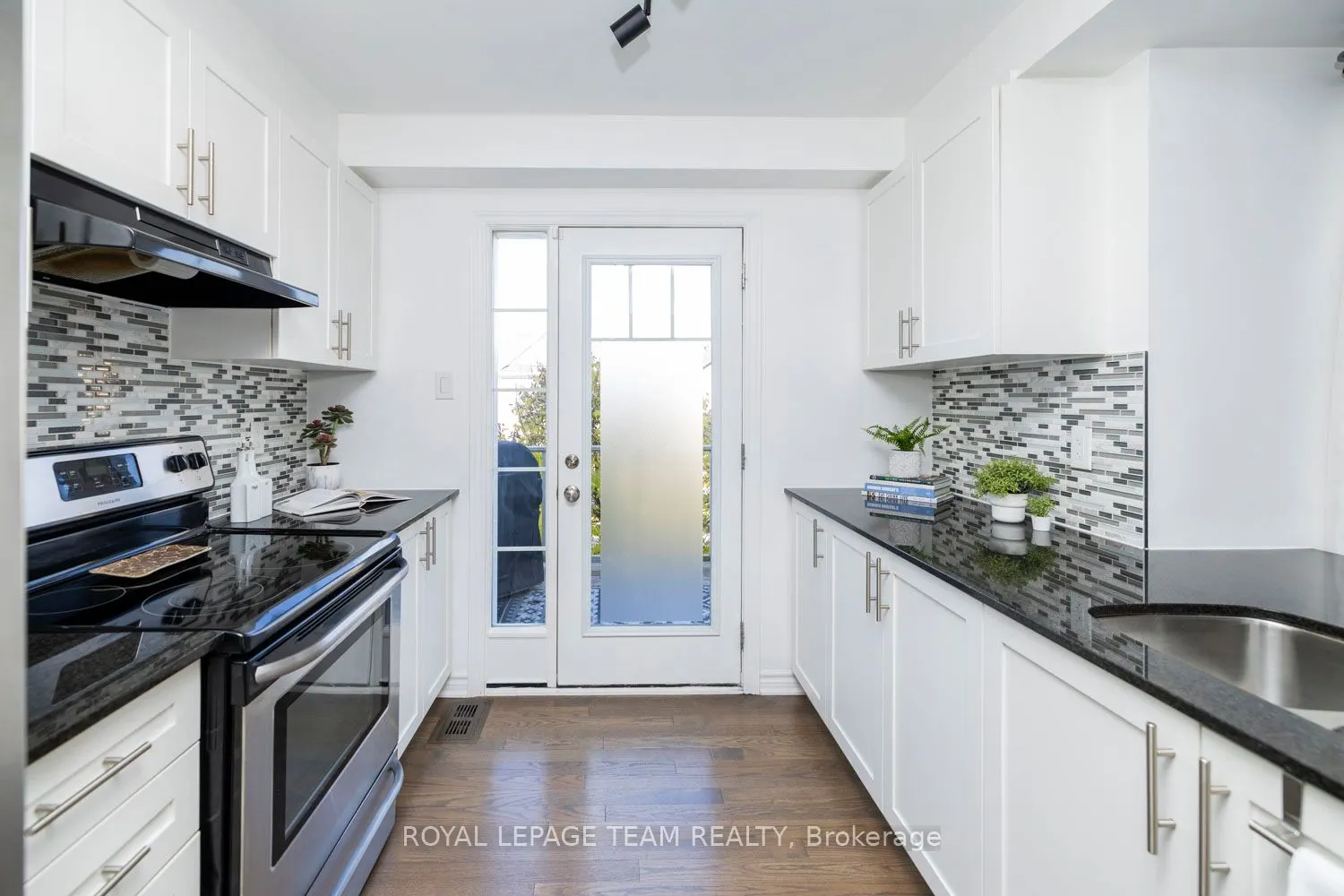 552 FOXLIGHT Circle