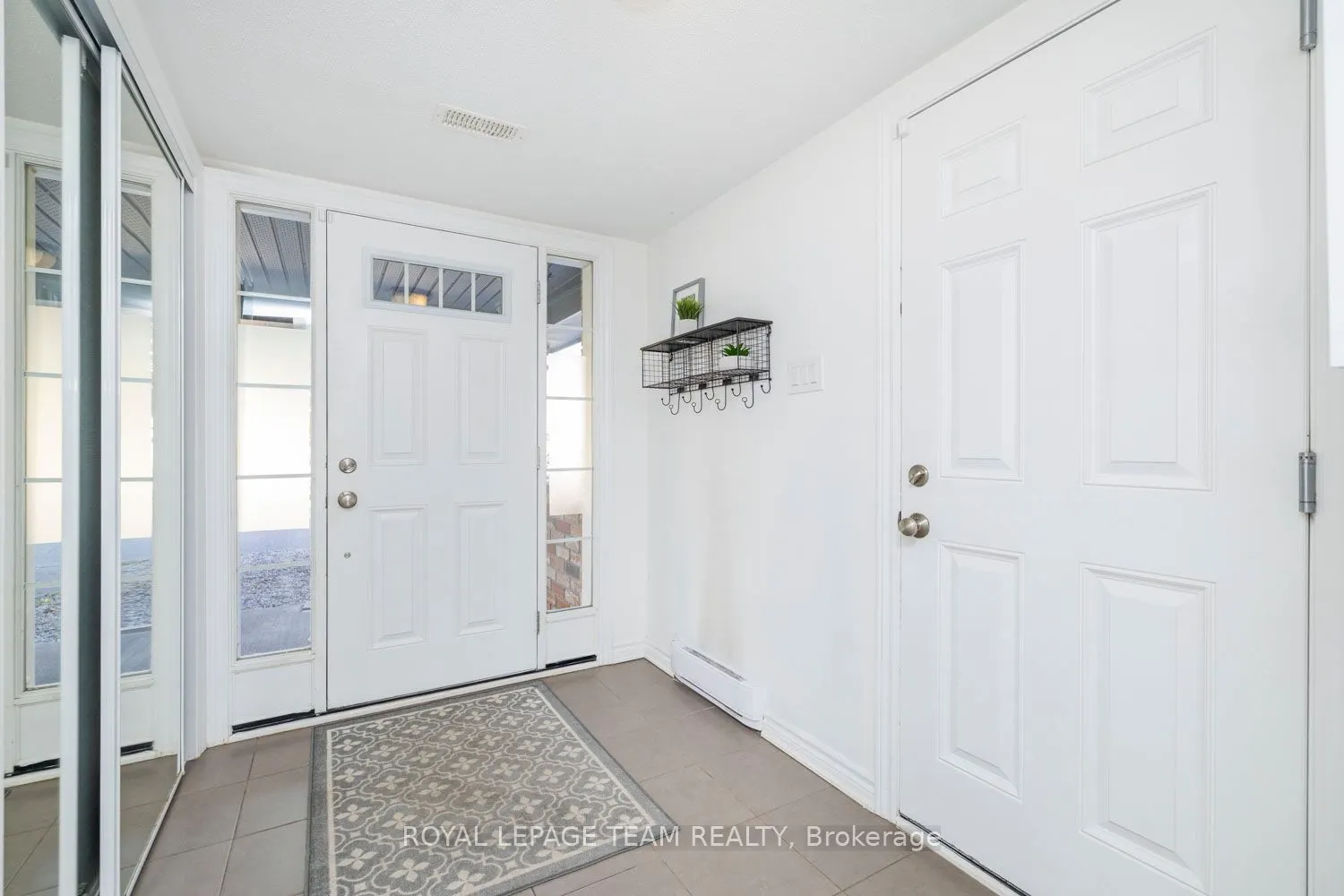 552 FOXLIGHT Circle