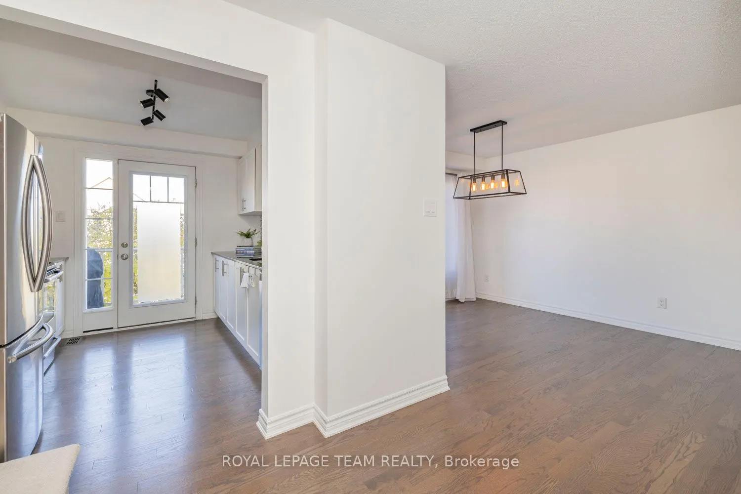 552 FOXLIGHT Circle