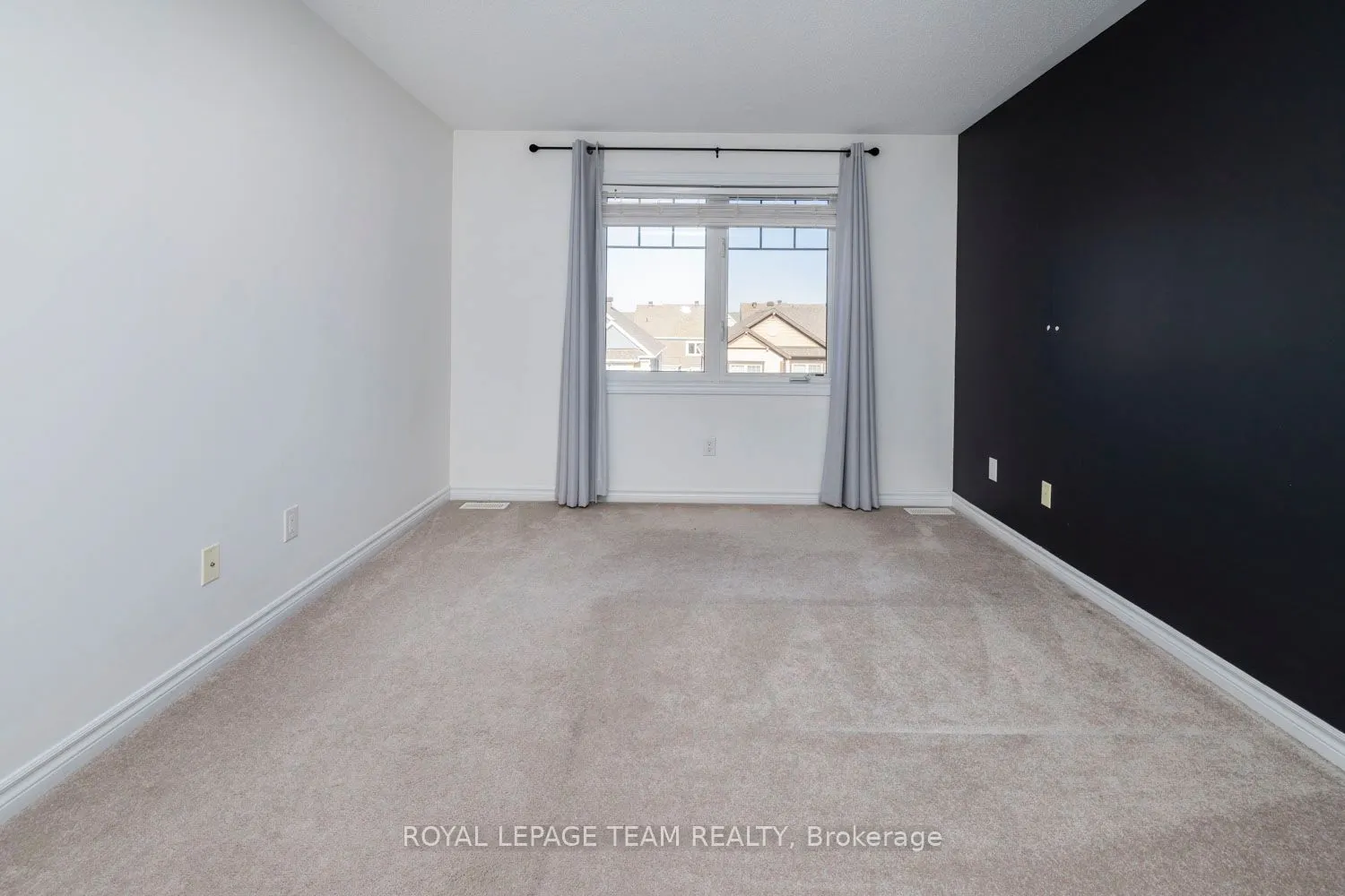 552 FOXLIGHT Circle
