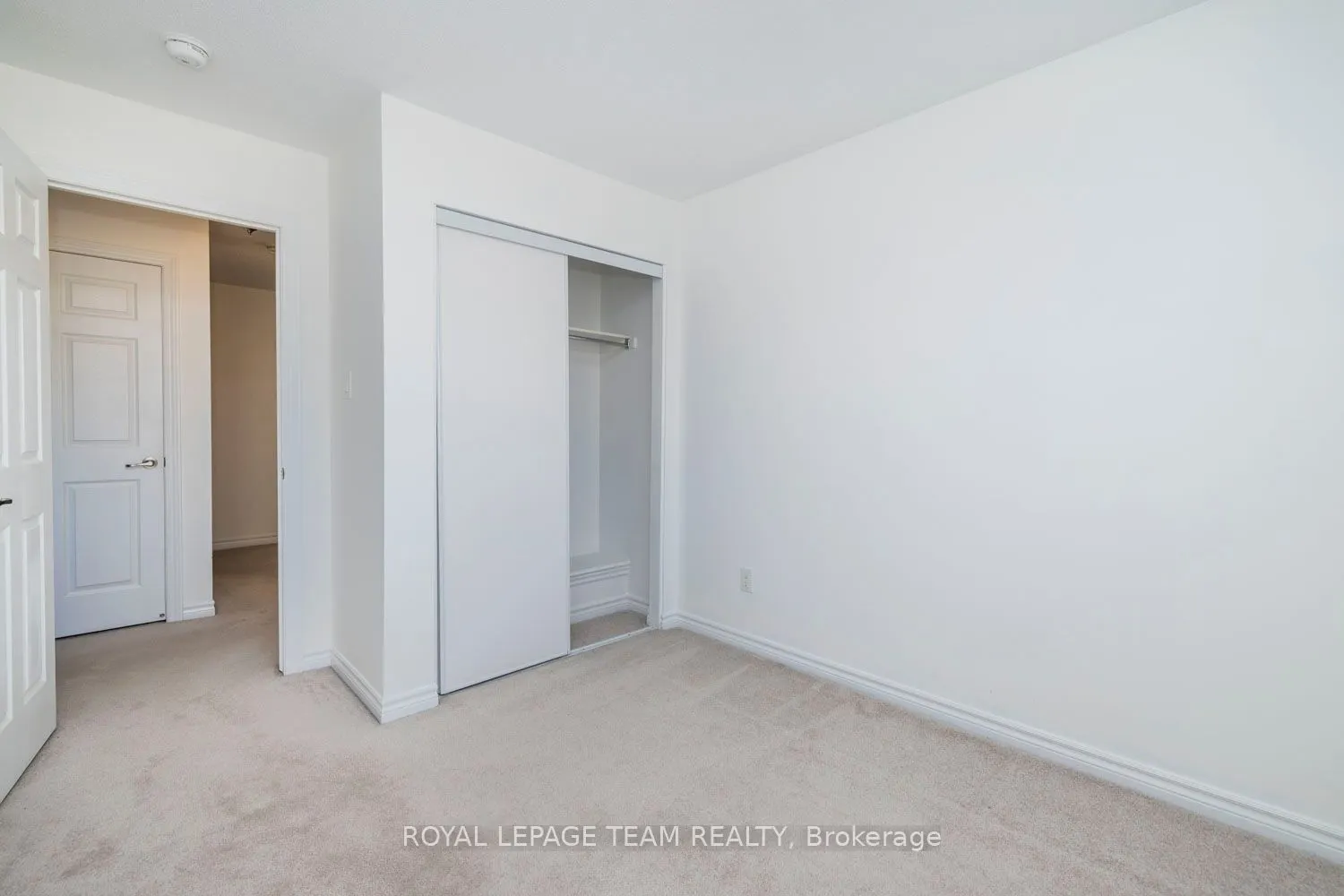 552 FOXLIGHT Circle
