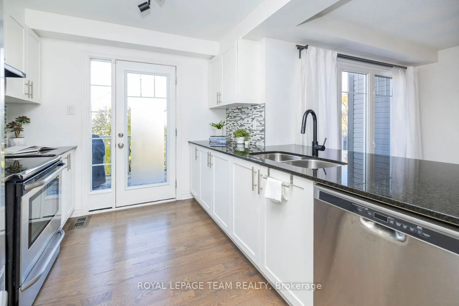 552 FOXLIGHT Circle