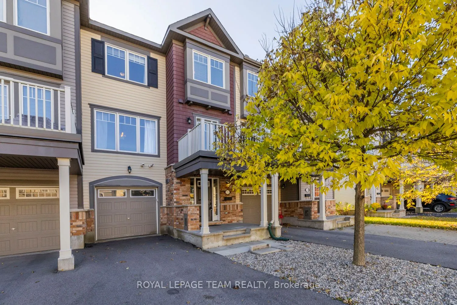 552 FOXLIGHT Circle