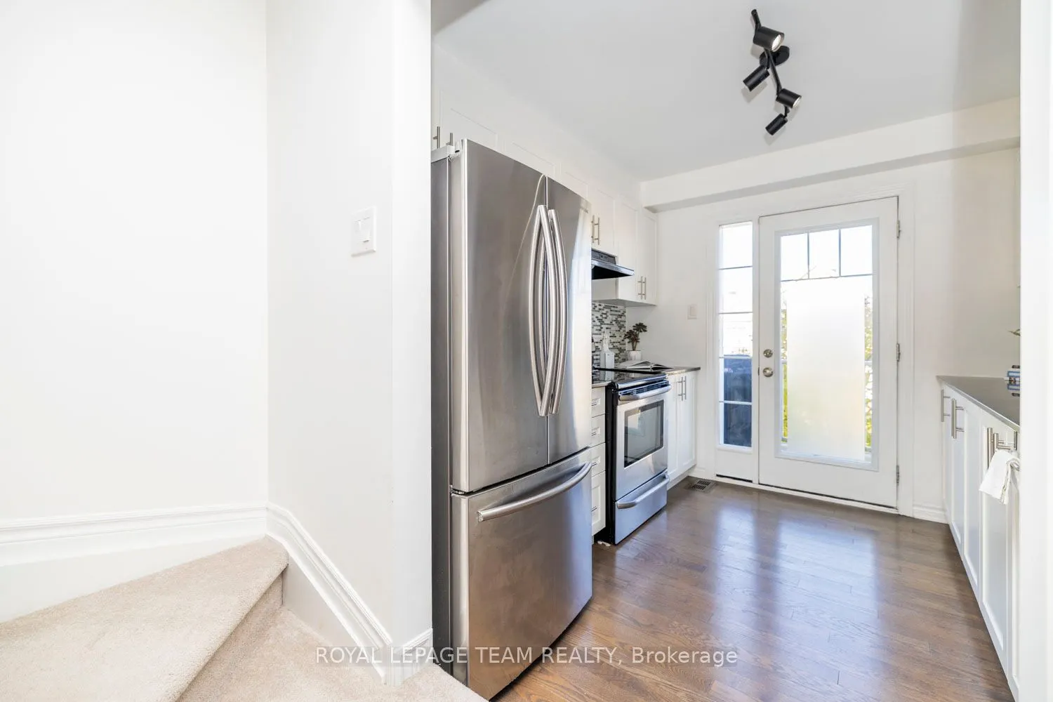 552 FOXLIGHT Circle