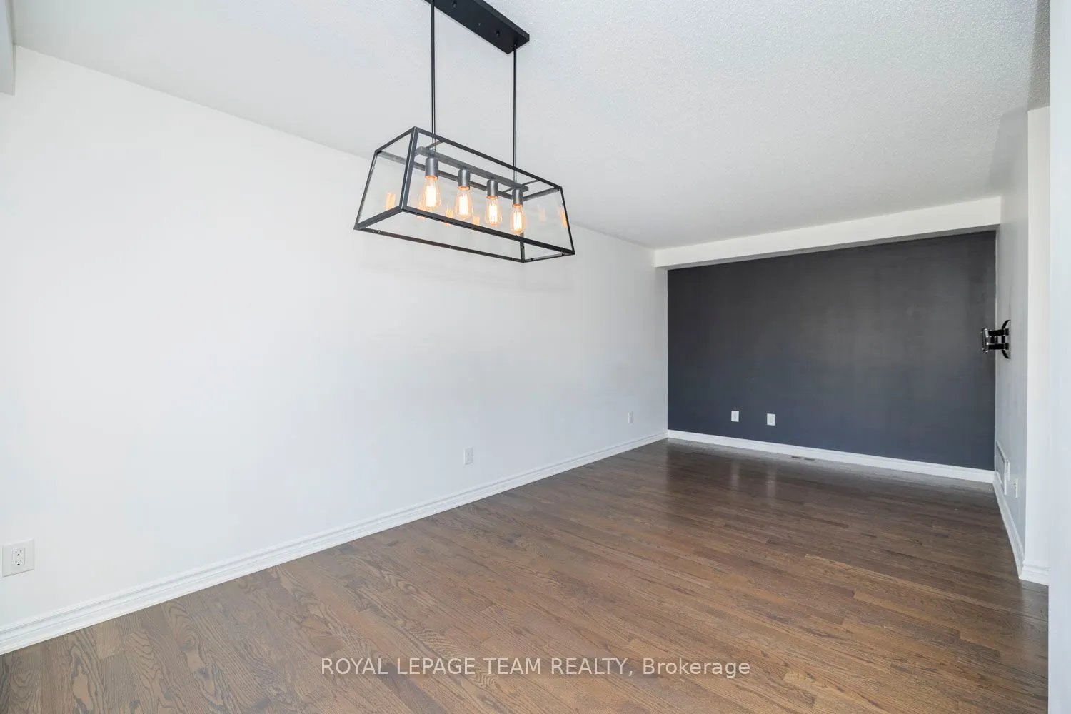 552 FOXLIGHT Circle