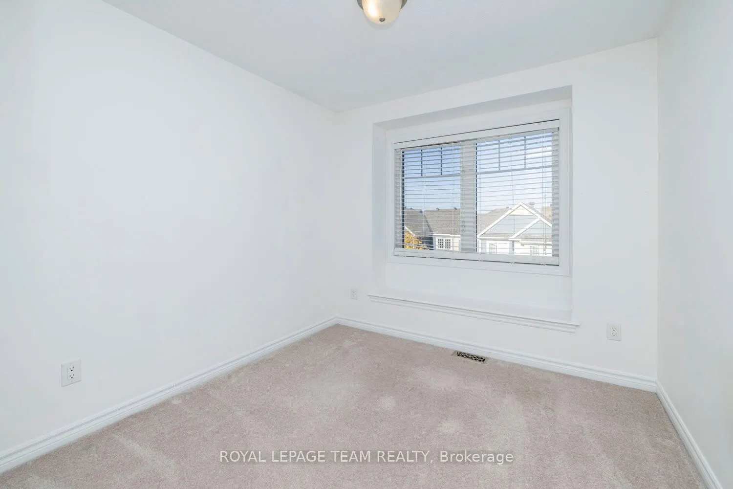 552 FOXLIGHT Circle
