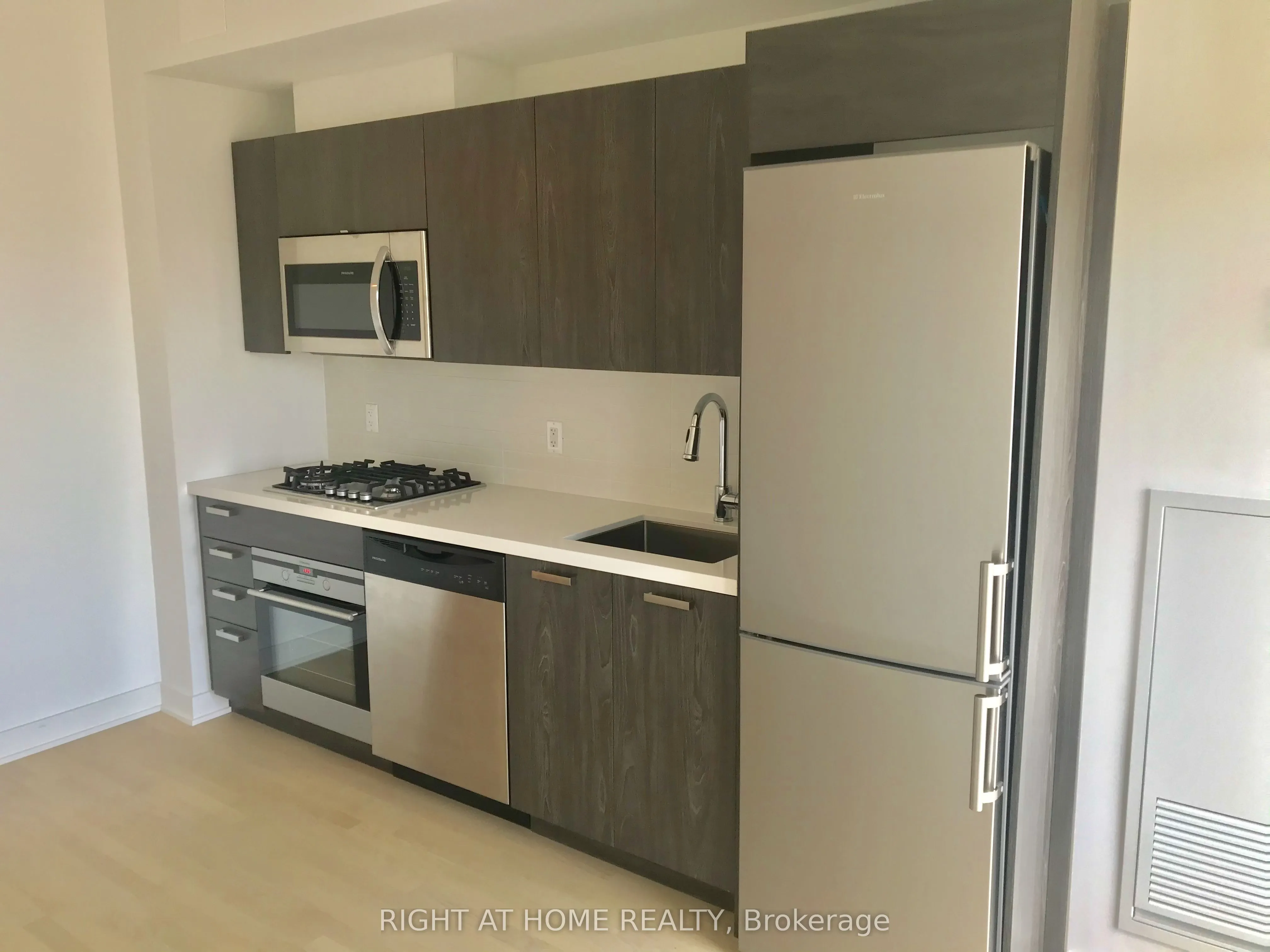 203 CATHERINE Street #705