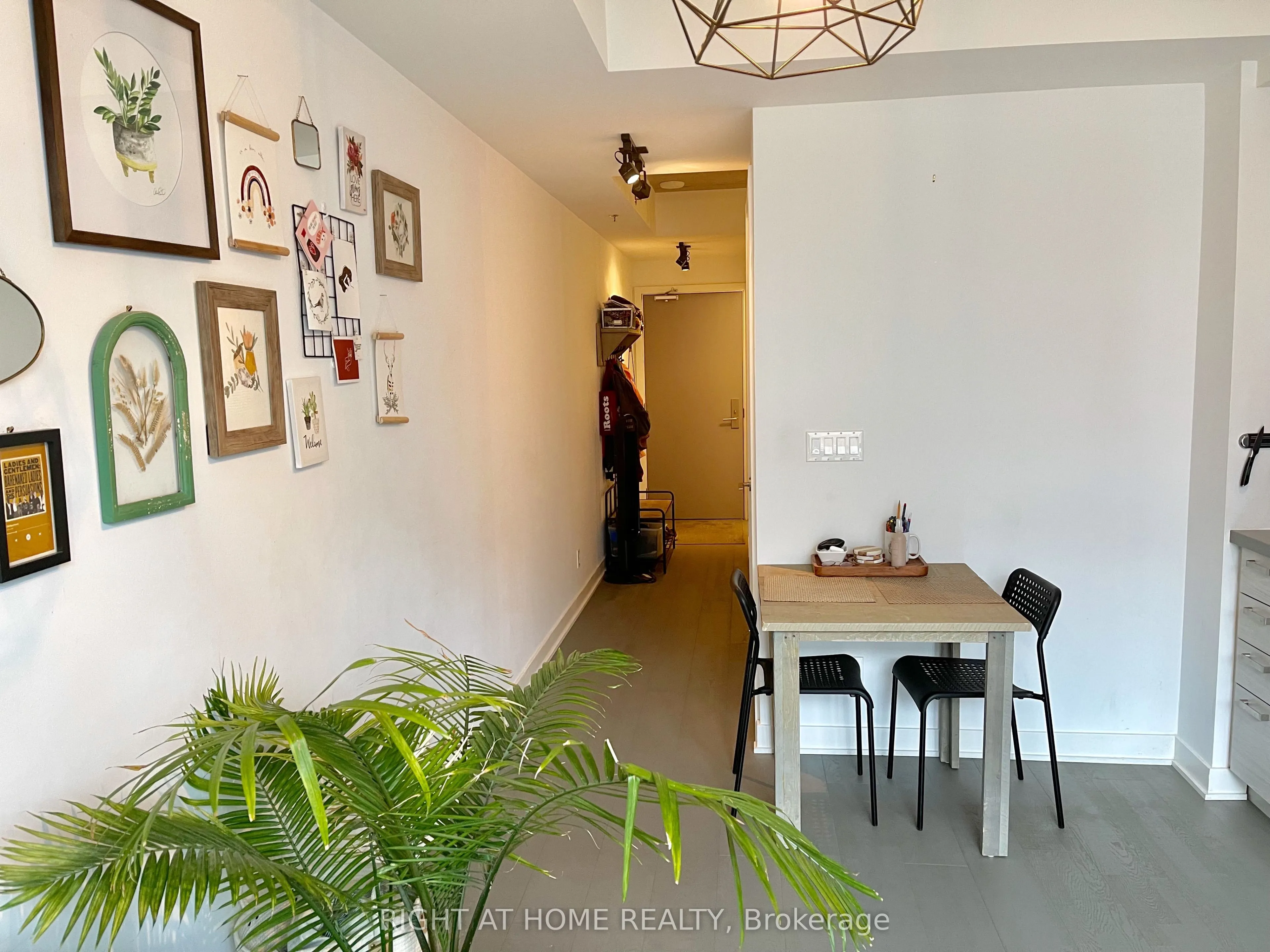 203 CATHERINE Street #705