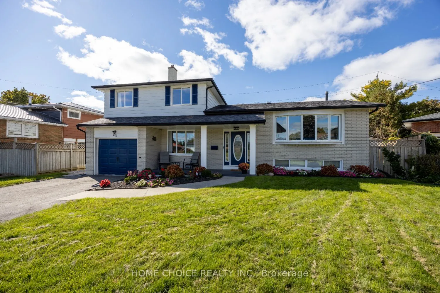 961 Curtis Crescent