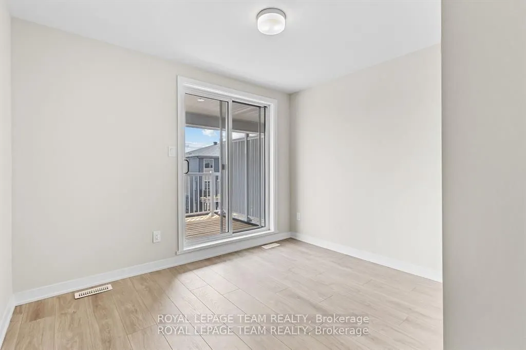 712 Parnian Private, #712