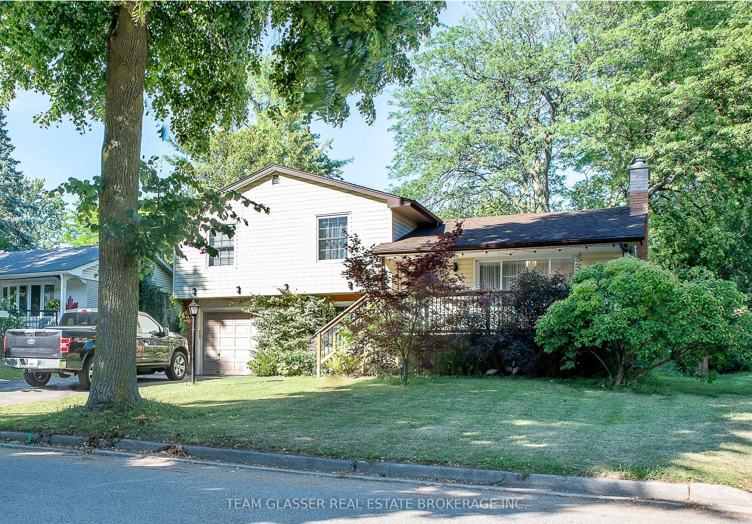784 WESTBURY Crescent
