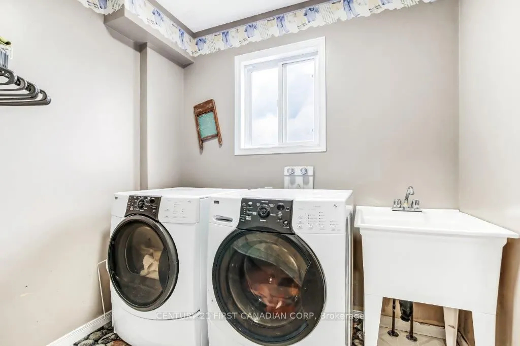 1275 Crosscreek Crescent