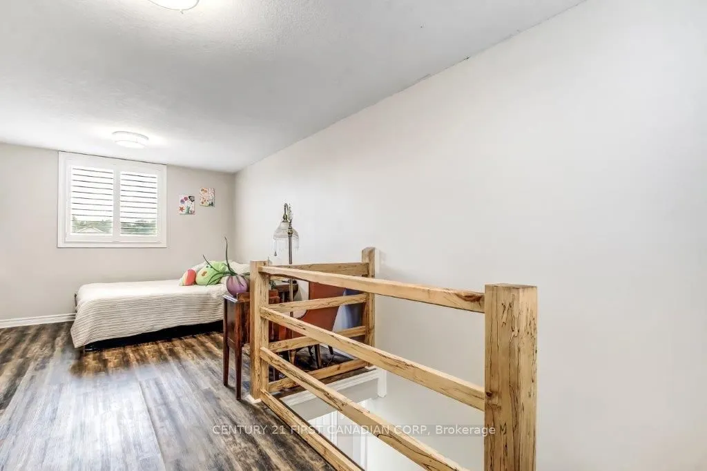 1275 Crosscreek Crescent
