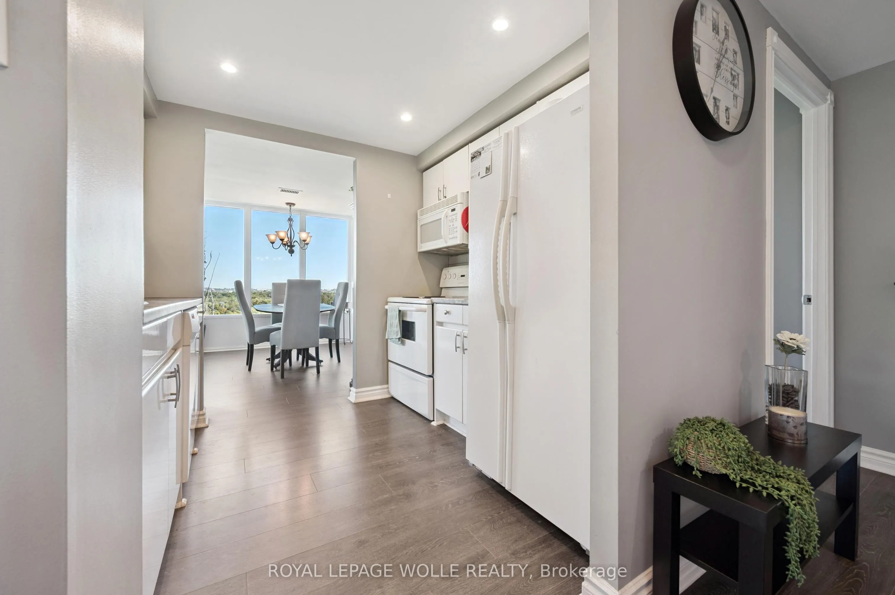 237 King Street W, #703