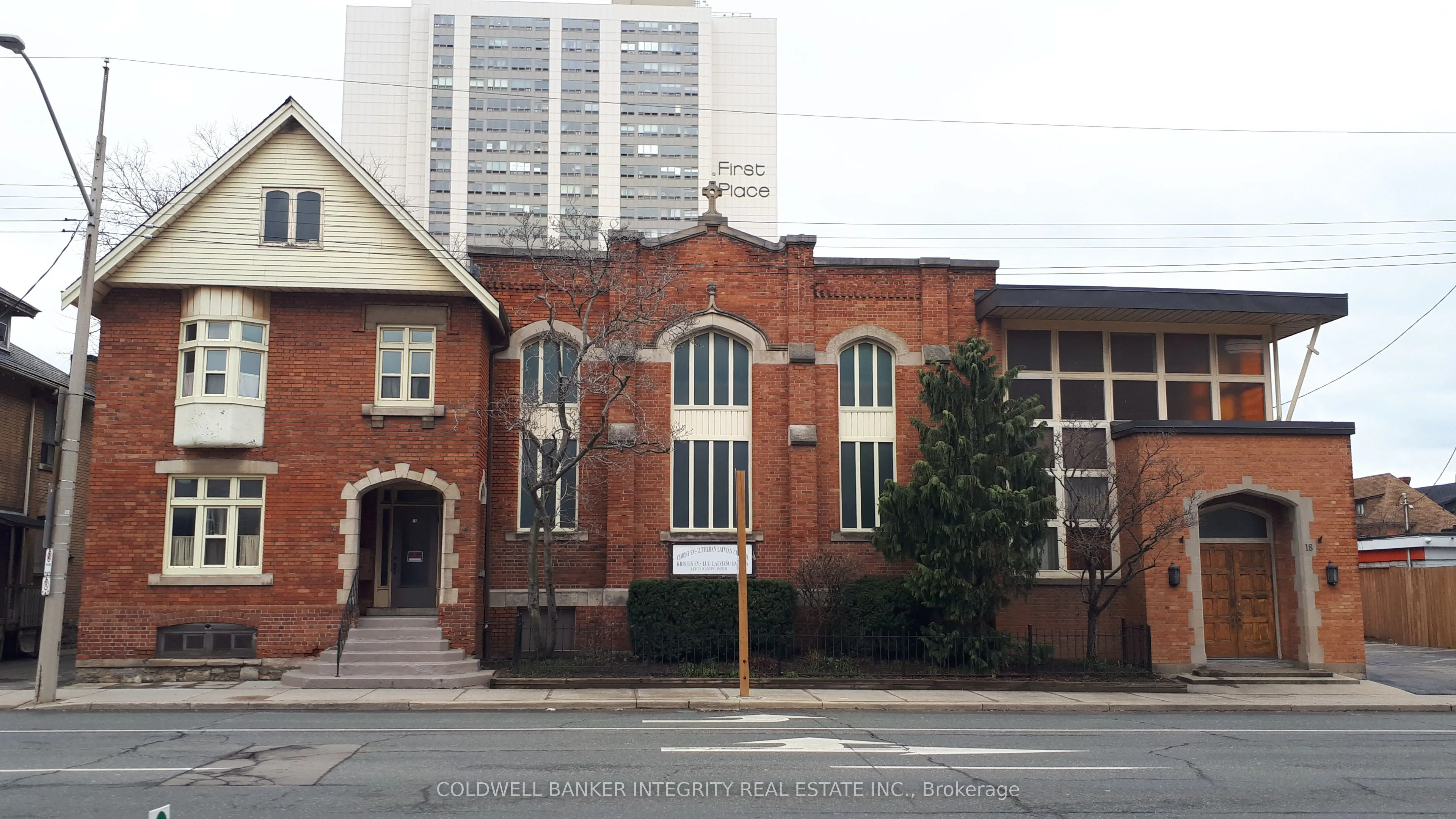 18 Victoria Avenue S