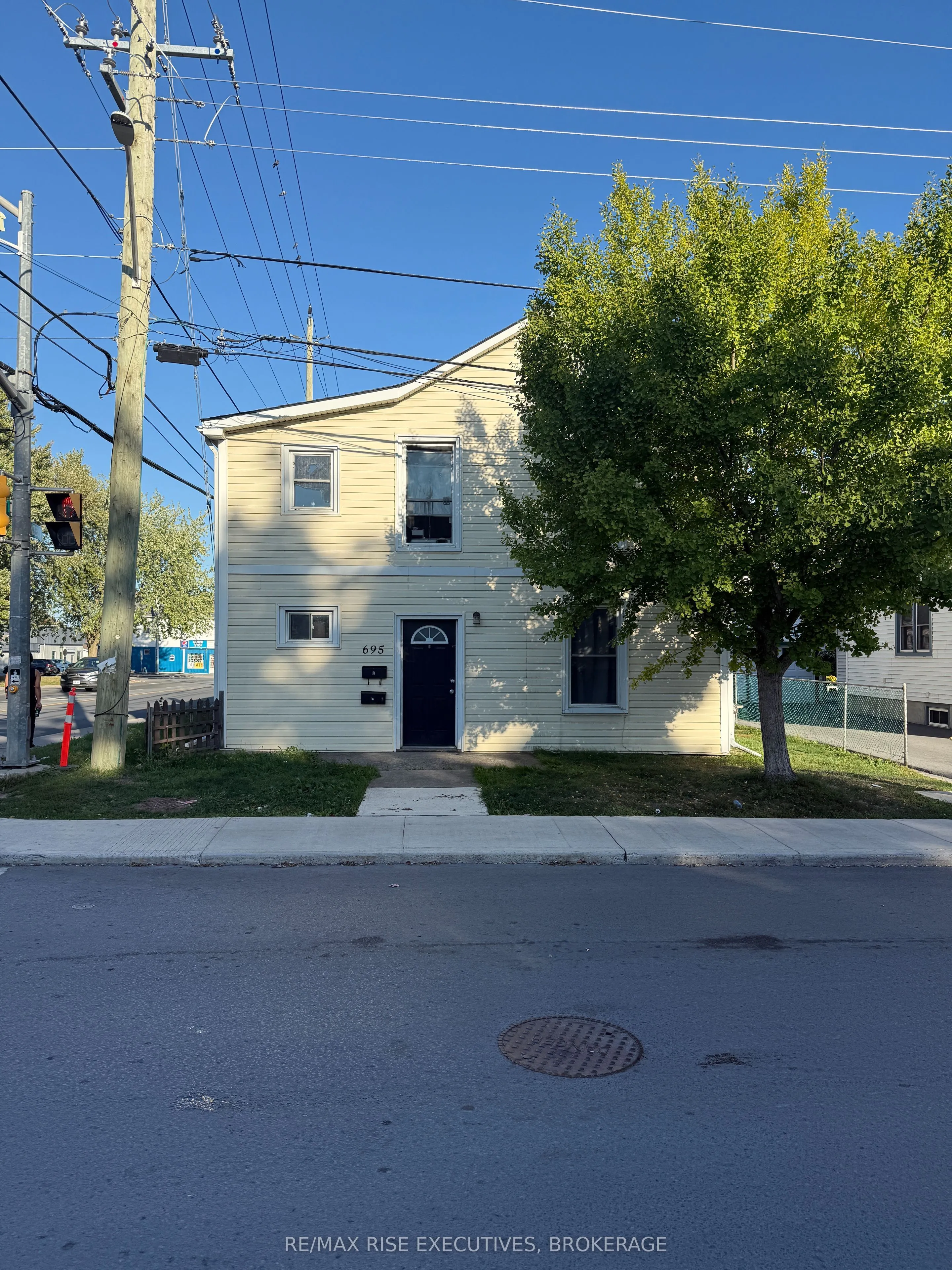 695 Victoria Street