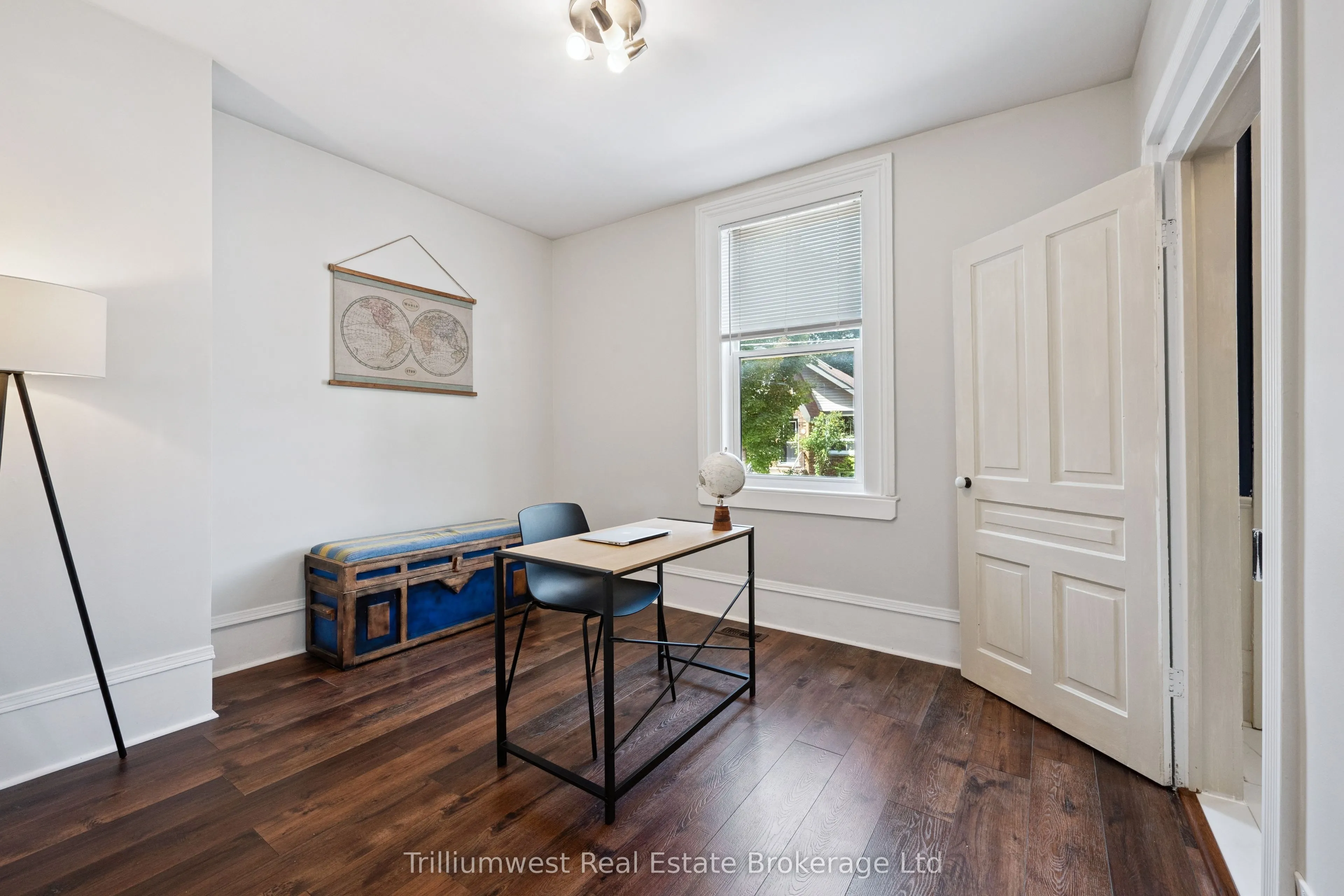 10 James Street W