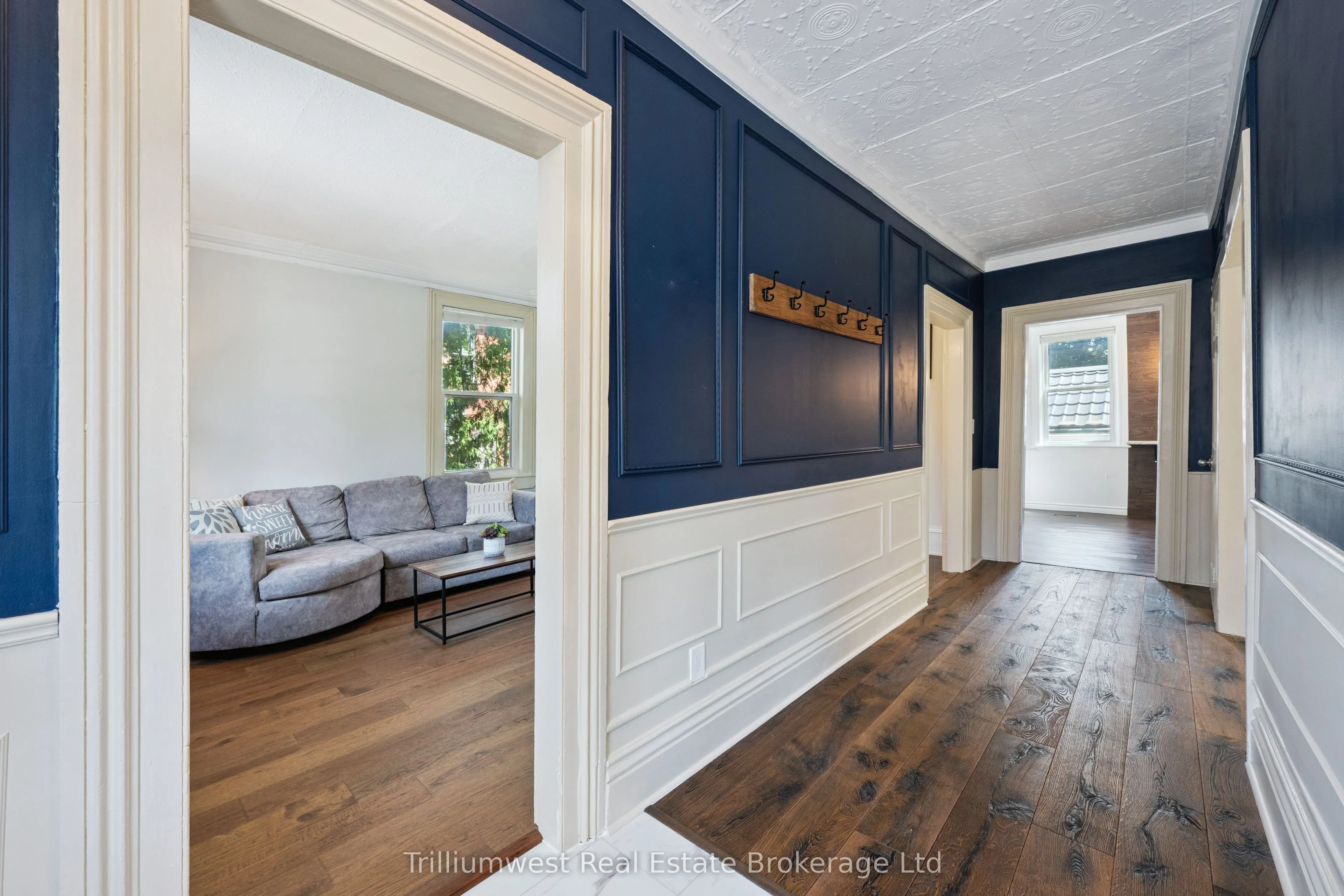 10 James Street W