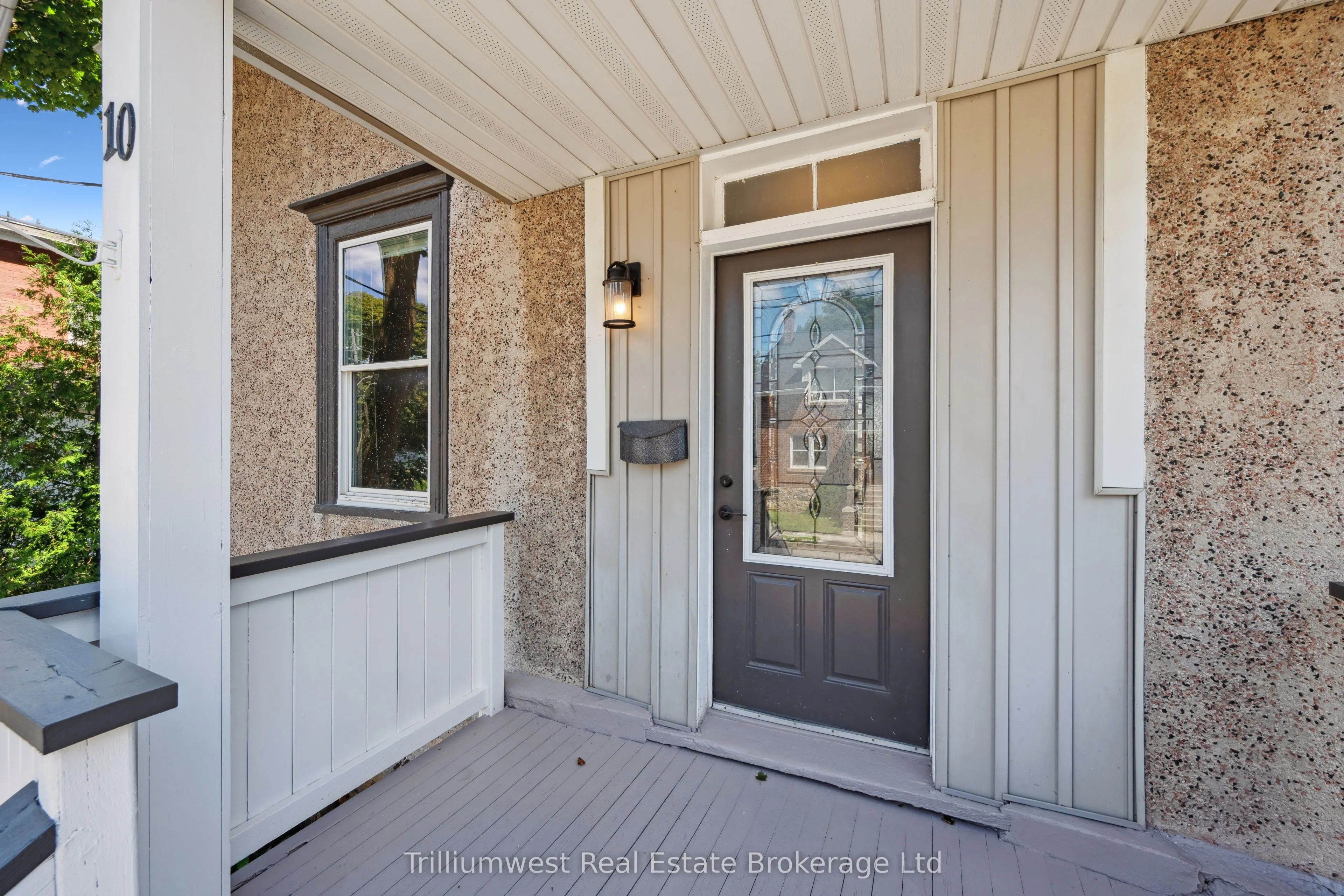 10 James Street W