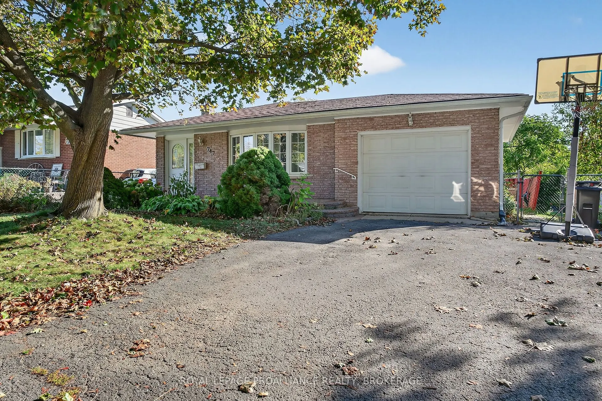 747 Laidlaw Crescent