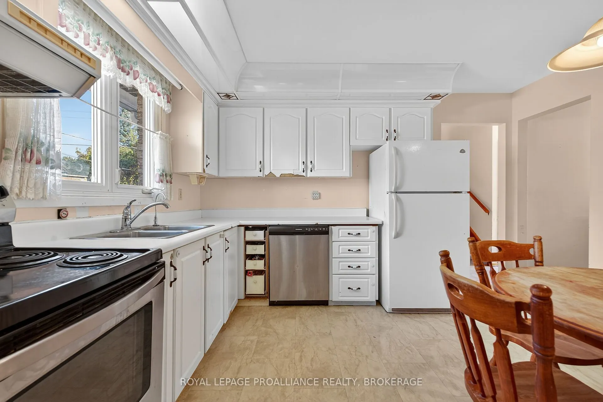 747 Laidlaw Crescent