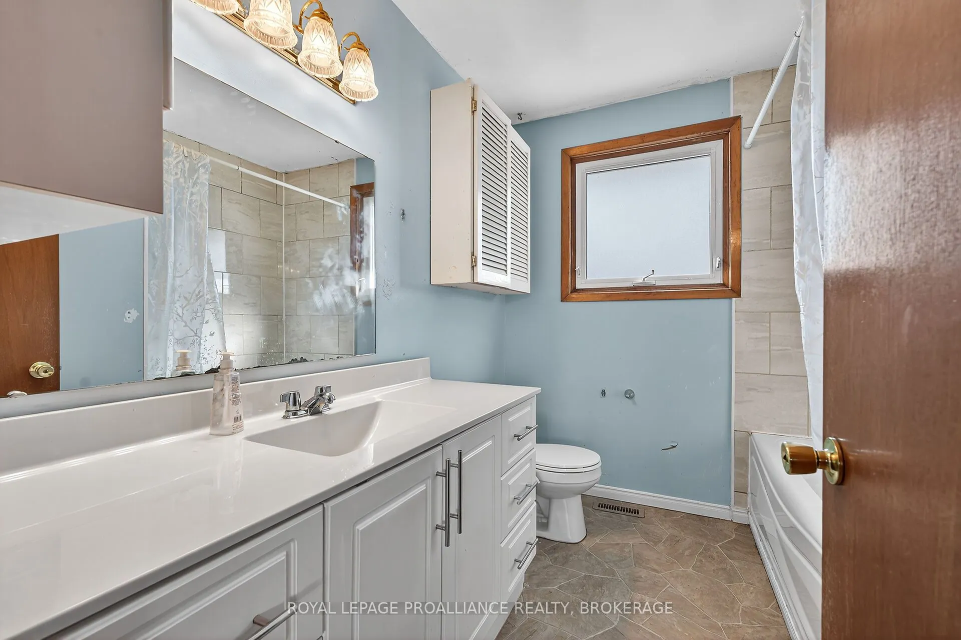 747 Laidlaw Crescent