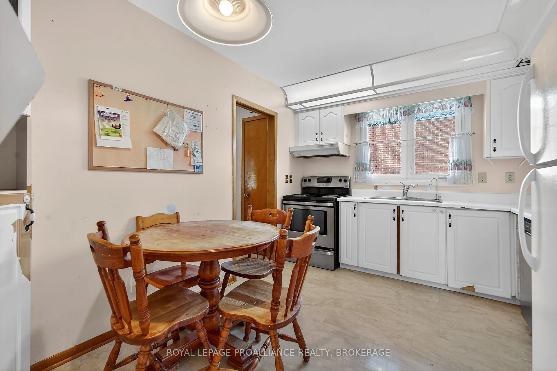 747 Laidlaw Crescent