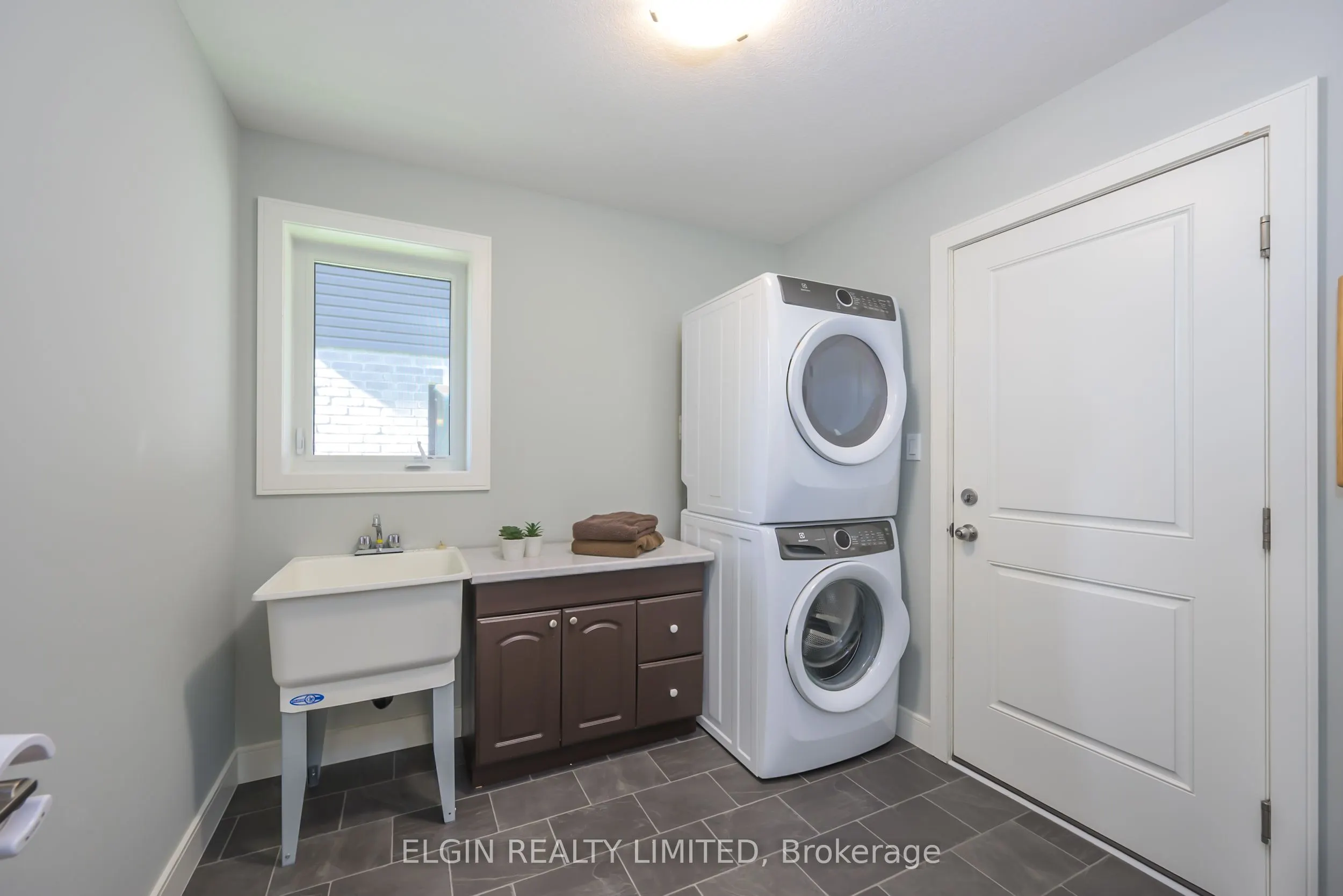 8 Deerfield Court